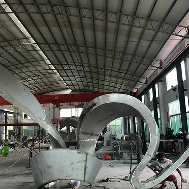 步行街复古不锈钢雕塑